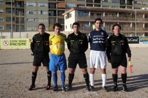 El trio arbitral con los capitanes del encuentro