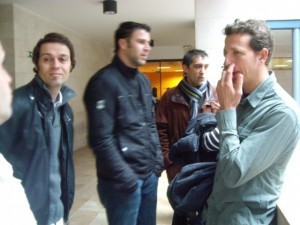 Rafa Zamorano, Guiem Sastre y Paco Pérez esperando a entrar en la sala judicial