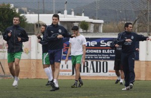 Los jugadores del equipo sanantoniense se ejercitaron ayer sobre el terreno de juego antes del inicio del choque que debía jugar ante el Eivissa. M. COPA