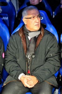 Gregorio Manzano aparece en el banquillo del Bernabéu el domingo. Foto: Javier Nebot