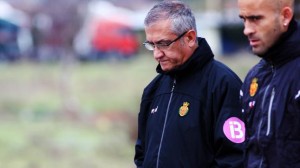 Gregorio Manzano camina con Nunes en el entrenamiento de ayer en Son Bibiloni.  Foto: Tooru Shimada