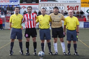 El trio arbitral con los capitanes del partido