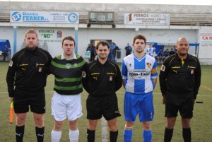 El trio arbitral con los capitanes del partido