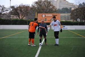 El colegiado con los capitanes del partido