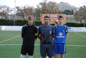 El Arbitro con los capitanes del partido