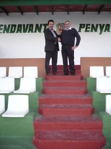 Juanito Dalias y Paco Bonet estrechan sus manos en el palco de la Peña Deportiva.  S.M.C