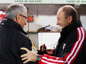 Manzano saludando a Pepe Mel antes del partido de vuelta de octavos de final