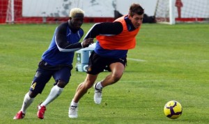 Keita y Sergi Enrich pugnan por el balón en el entrenamiento de ayer en Son Bibiloni.  Foto: T. Shimada 