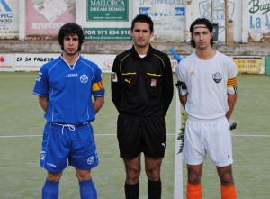 El colegiado con los capitanes del partido