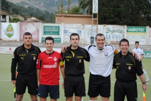 El trio arbitral con los capitanes del partido