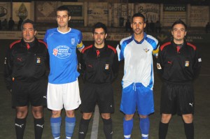 El trio arbitral con los capitanes del partido