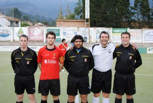 El trio arbitral con los capitanes del partido