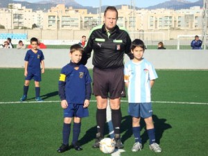 El colegiado del partido con los capitanes