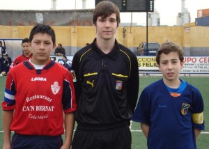 El colegiado con los capitanes del partido