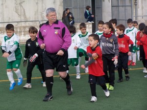 Colegiado con ambos equipos a la salida de los vestuarios