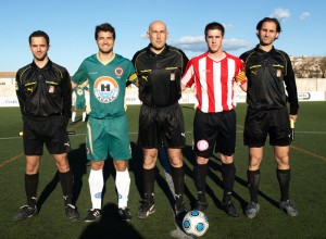 Trio arbitral con los capitanes del partido