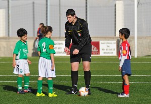 El colegiado con los capaitanes del partido