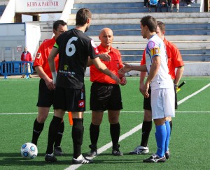 20100207_9 El trío arbitral con los capitanes del partido