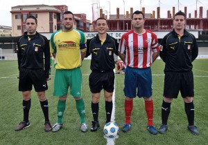 El trio arbitral con los capitanes del partido