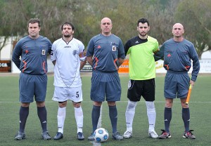 El trio arbitral con los capitanes del encuentro