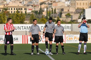 El trío arbitral con los equipos del encuentro