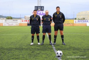 El trio arbitral del partido