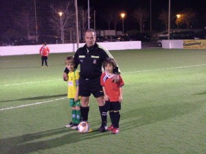 El colegiado con los capitanes del partido