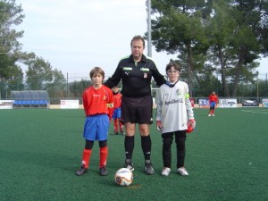 Colegiado con los capitanes del partido