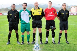 El colegiado con los capitanes del partido