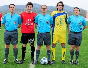 El trio arbitral con los capitanes del partido. Foto Javi Nebot