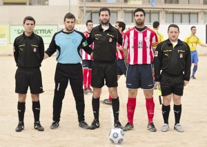 _DSC8768 El trío arbitral con los capitanes del partido