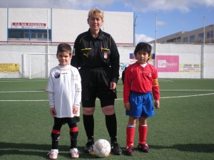 El colegiado del encuentro con los capitanes