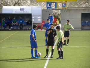 El arbitro con los capitanes del partido