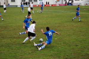 El trío arbitral con los capitanes del partido