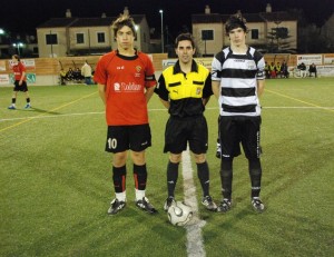 El Colegiado con los capitanes del partido