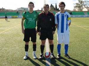 El colegiado con los capitanes del partido