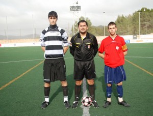 El colegiado con los capitanes del partido