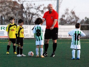 El colegiado con los capitanes del partido