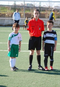 El colegiado con los capitanes del partido