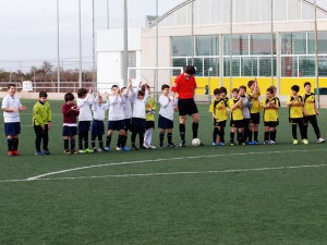 El colegiado con los dos equipos