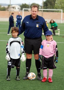 El colegiado con los capitanes del partido