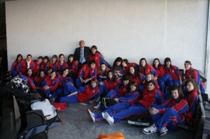 Las selecciones Femeninas con Juan Armenta en el Aeropuerto