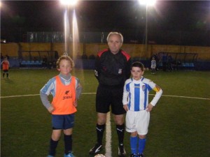 El colegiado con los capitanes del partido