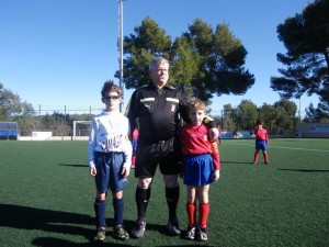 El colegiado con los capitanes del partido