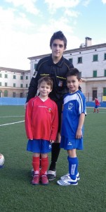 El colegiado con los capitanes del encuentro