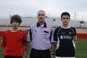 El Colegiado con los capitanes del partido