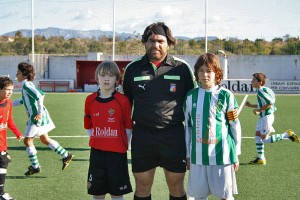 El colegiado con los capitanes del partido