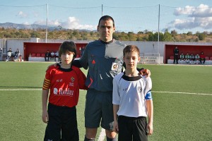 El colegiado del partido con ambos capitanes