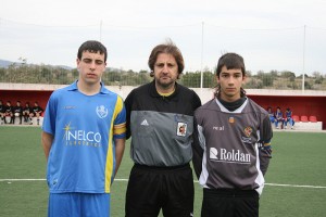 El colegiado con los capitanes del partido