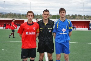 El colegiado con los capitanes del partido